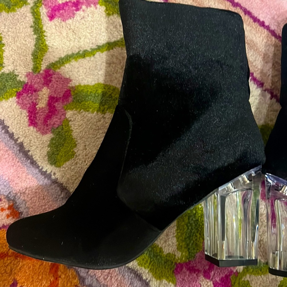 NWT chase and Chloe velvet + Lucite heel bootie 6